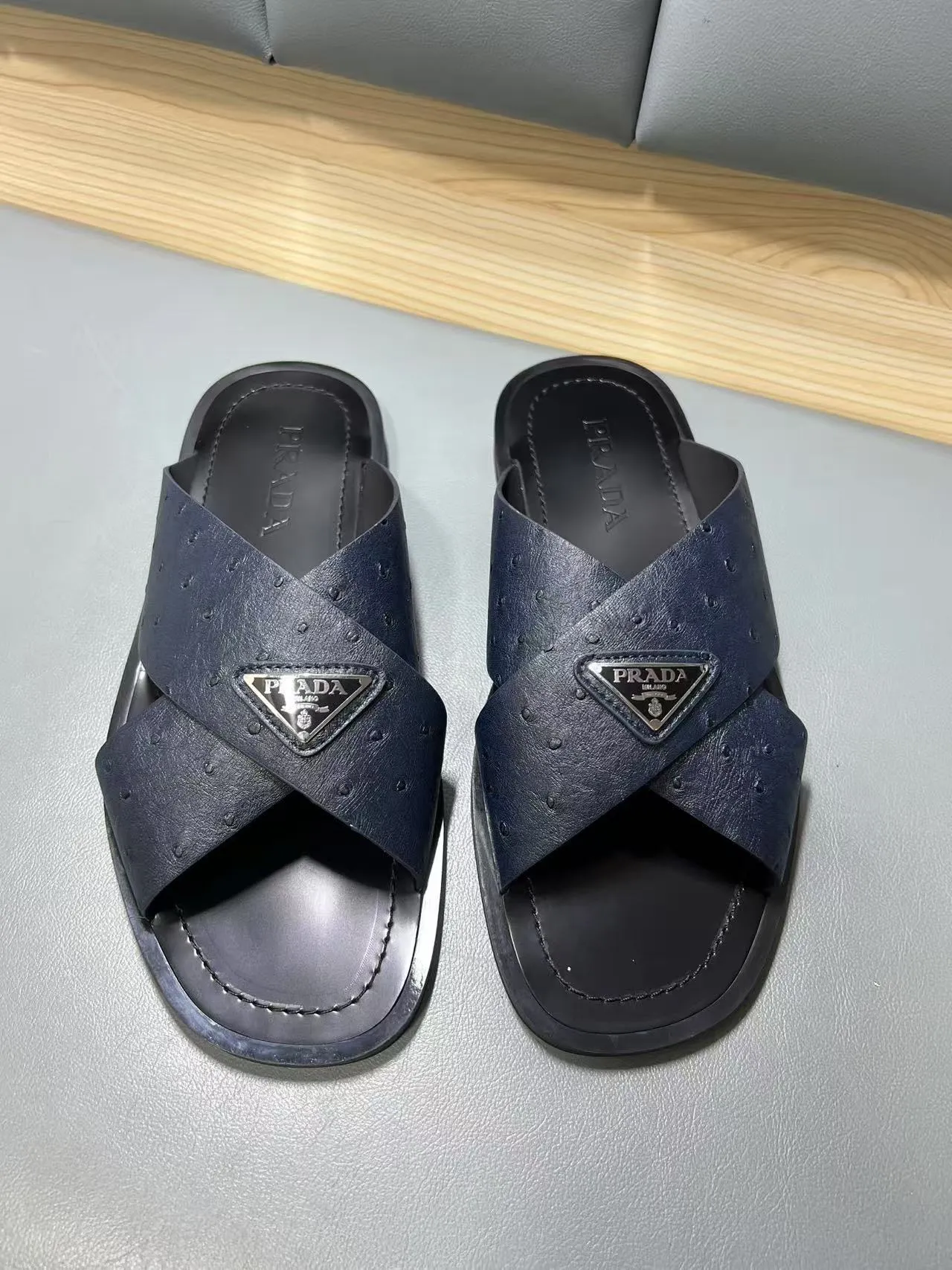 340💰PRADA Prada’s latest slippers are synchronized with the official website. This slipper is made of the brand’s unique and iconic Saffiano leather. The brand logo jumps out from the double straps, and the brand style is clearly visible. Cowhide gives men elegant charm and functional design, making it an ideal choice for vacation and leisure. Size:38-45